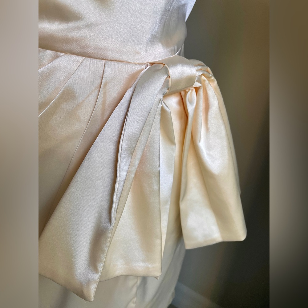 Mannequin size:
      Bust  : 32.5 
      Waist : 25.2
      Hip    : 34.5 - Picture 3 of 4